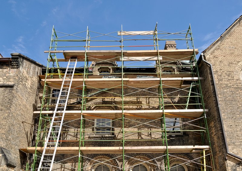 Impalcatura di fronte un edificio antico